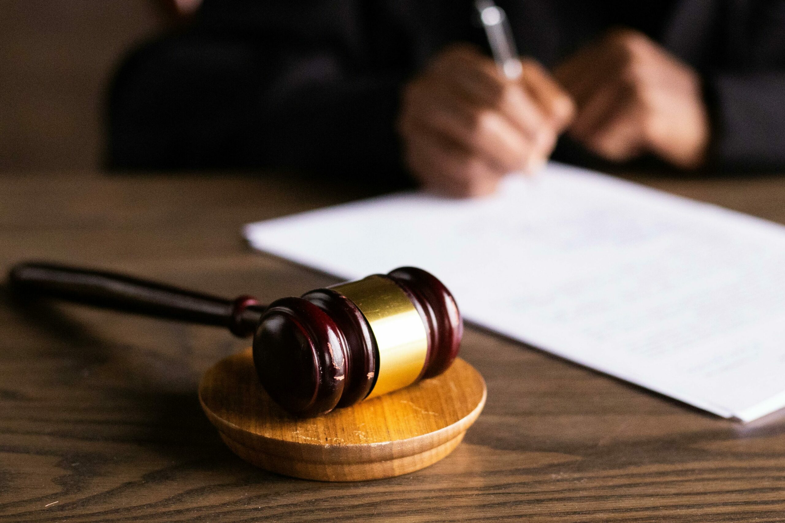 自由律師是由專業律師組成的免費法律知識分享平台，提供免費的法律知識及支援扶助